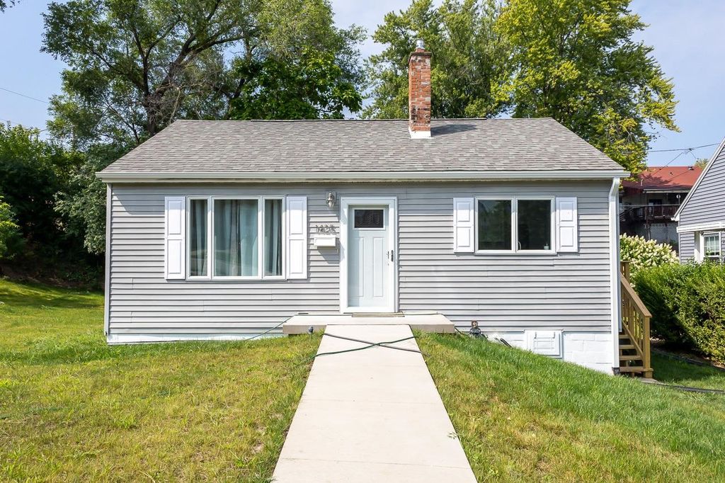Photo of 1425 Adair Street, Dubuque, IA 52001 (MLS # 153122)