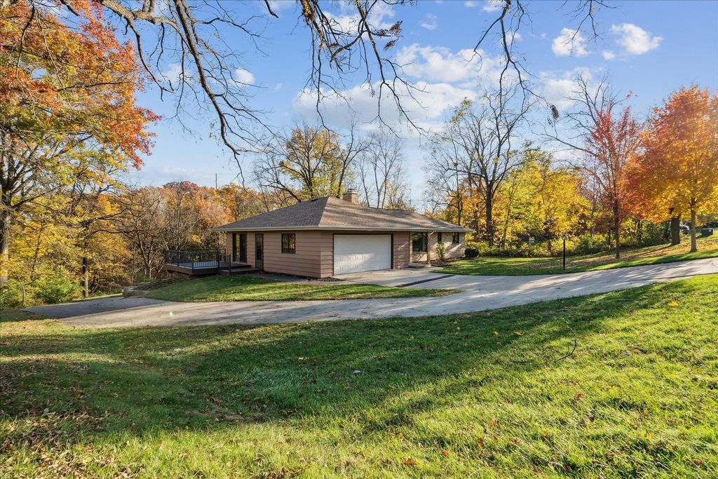 Photo of 12376 Barony Drive, Dubuque, IA 52001 (MLS # 153421)