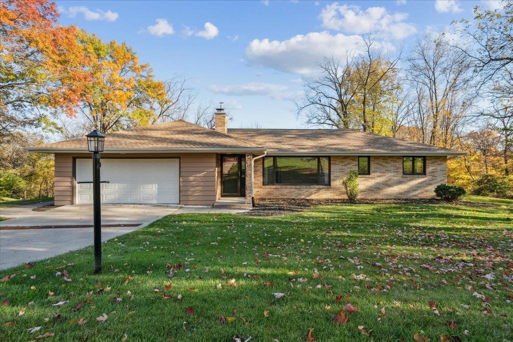 Photo of 12376 Barony Drive, Dubuque, IA 52001 (MLS # 153421)