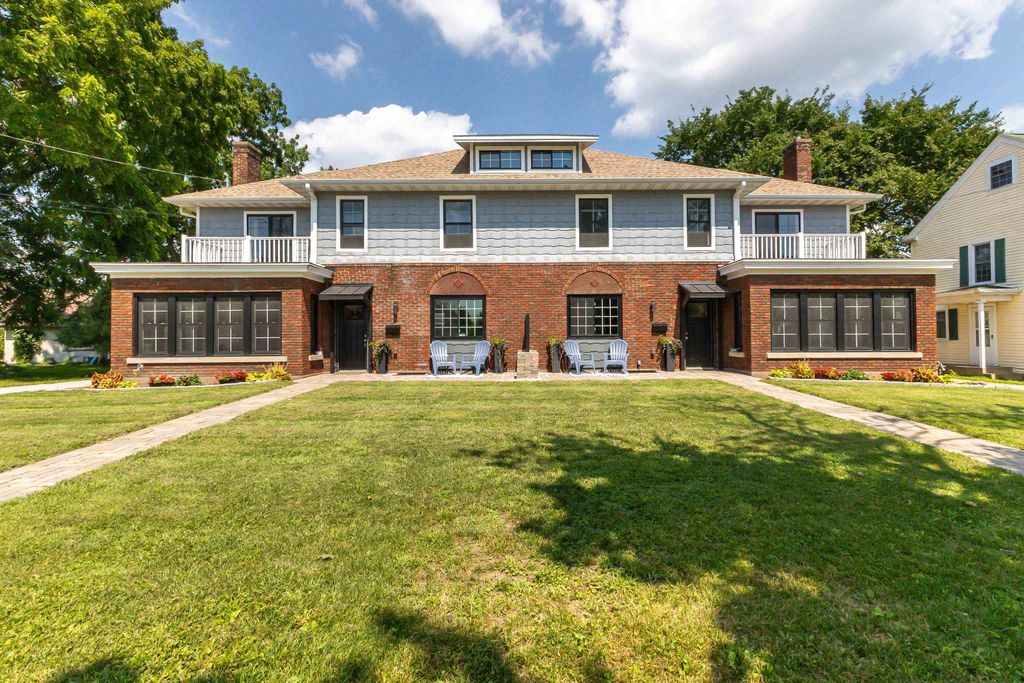 Photo of 222 S Grandview Avenue, Dubuque, IA 52003 (MLS # 152728)