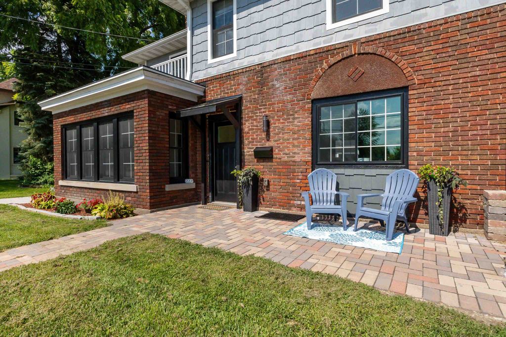 Photo of 222 S Grandview Avenue, Dubuque, IA 52003 (MLS # 152728)