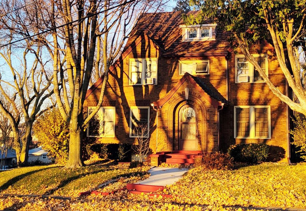 Photo of 135 Hill Street, Dubuque, IA 52001 (MLS # 153604)