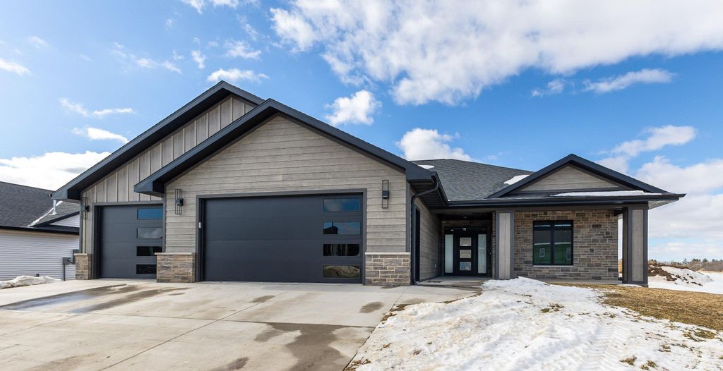 Photo of 4461 Barnwood Lane, Dubuque, IA 52002 (MLS # 153917)