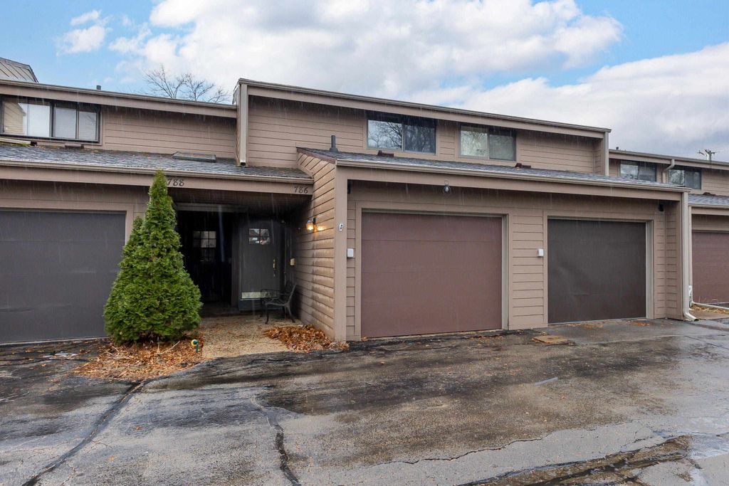 Photo of 786 Stone Ridge Place, Dubuque, IA 52001 (MLS # 153726)