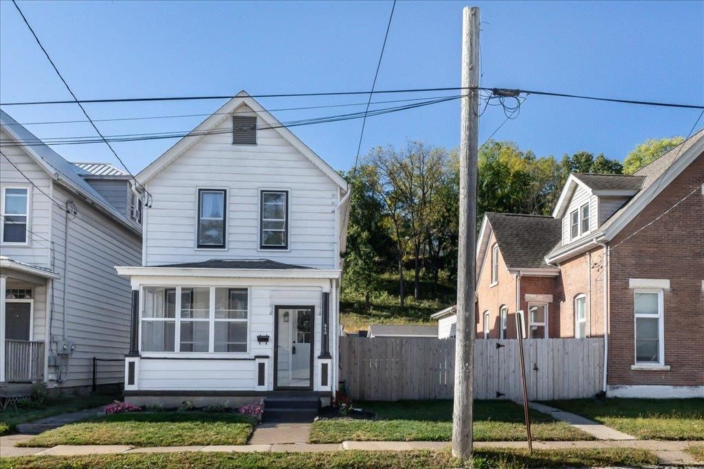 Photo of 340 Kaufmann Avenue, Dubuque, IA 52001 (MLS # 153142)