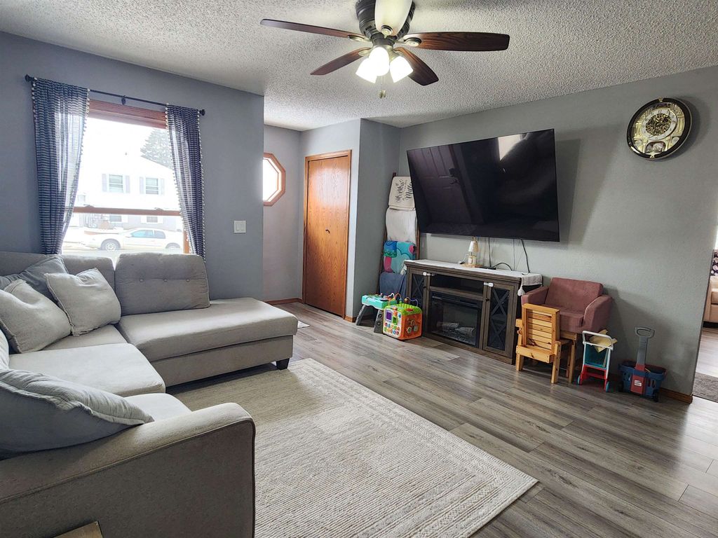 Photo of 1718 Richie Drive, Dubuque, IA 52002 (MLS # 154020)