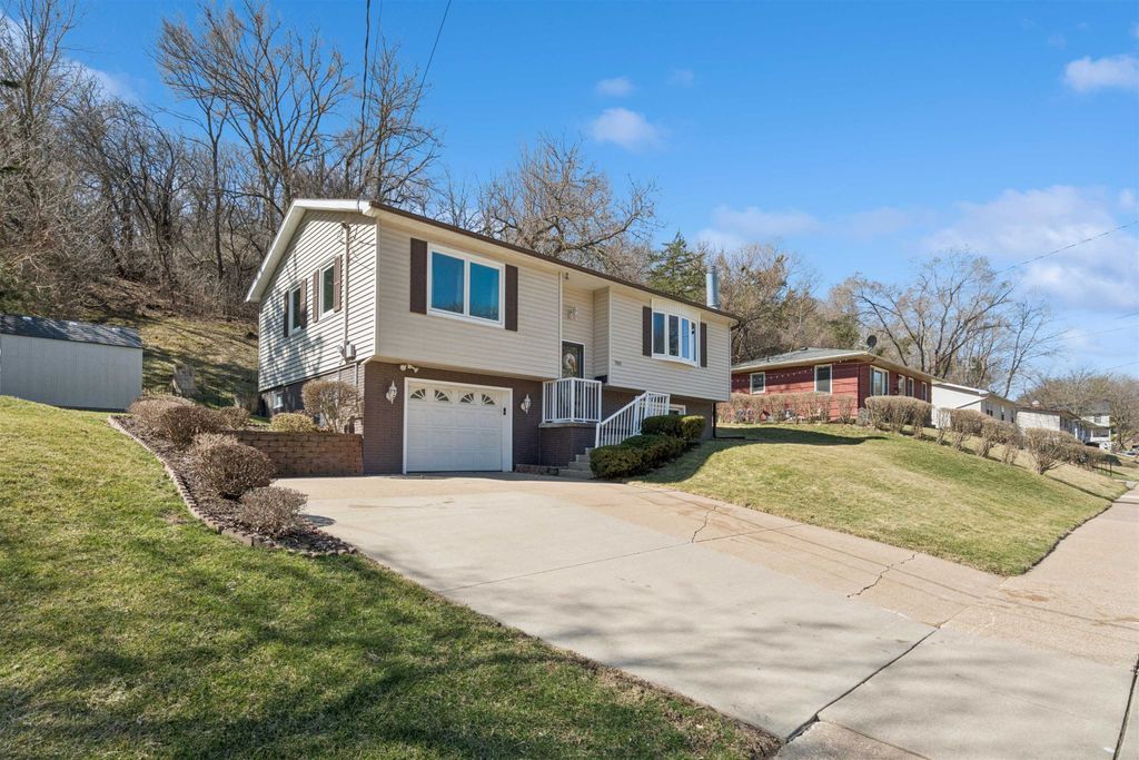 Photo of 700 Kaufmann Avenue, Dubuque, IA 52001 (MLS # 154230)