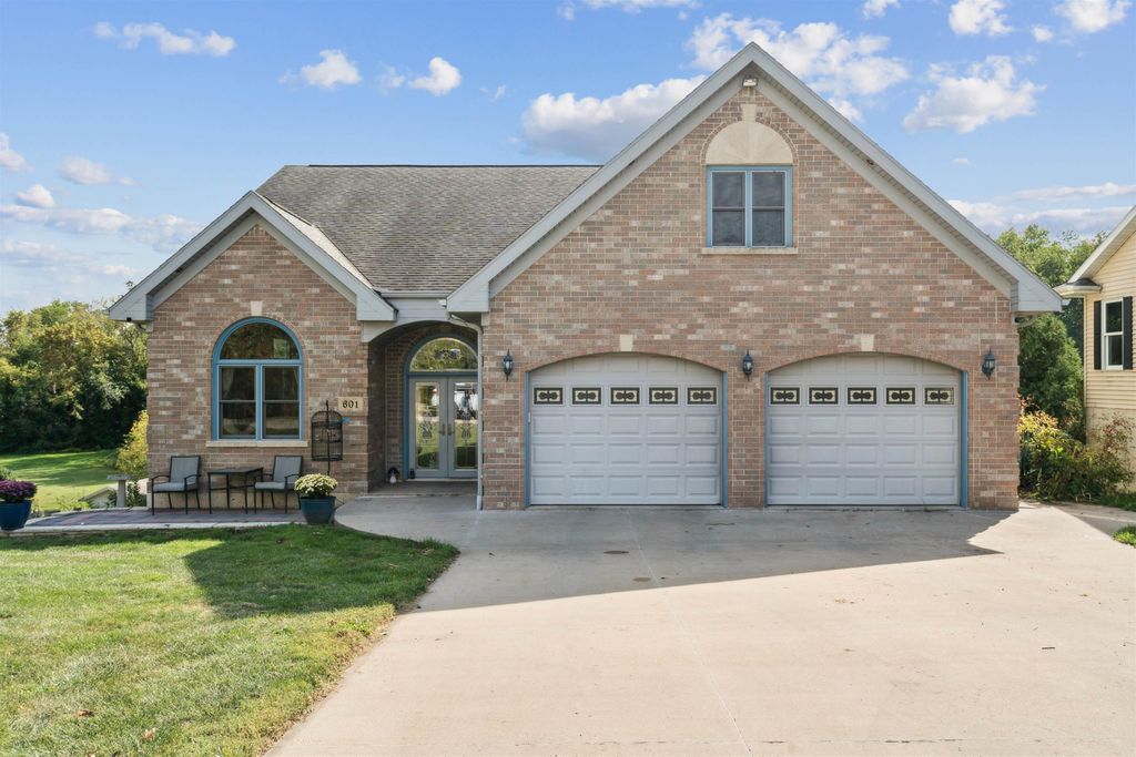 Photo of 601 7th Ave SW Ave, Cascade, IA 52033 (MLS # 153131)