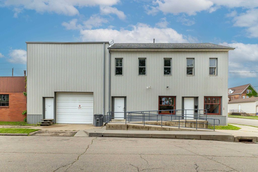 Photo of 260 E 19th Street, Dubuque, IA 52001 (MLS # 154061)