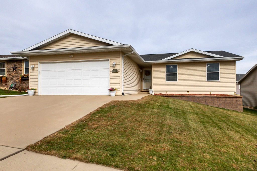 Photo of 7729 S Westbrook Drive, Dubuque, IA 52002 (MLS # 153381)