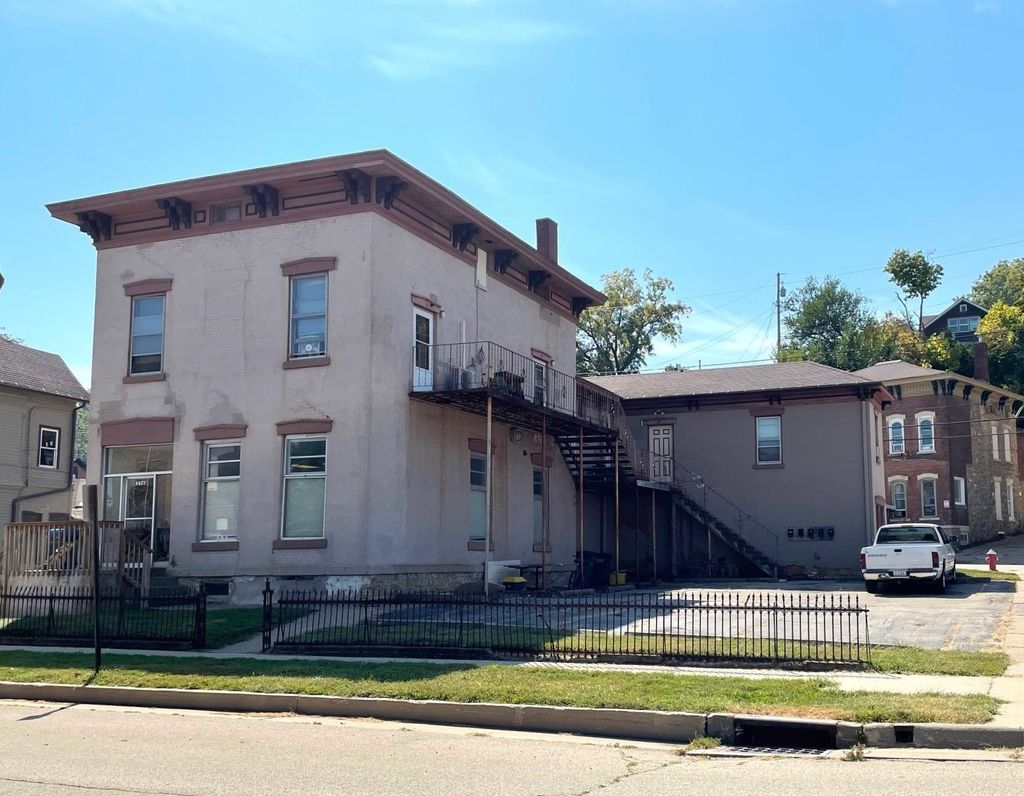 Photo of 1477 Locust Street, Dubuque, IA 52001 (MLS # 153046)