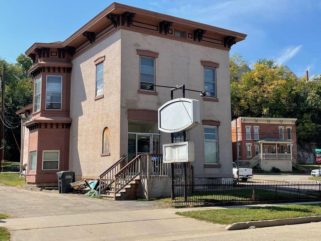 Photo of 1477 Locust Street, Dubuque, IA 52001 (MLS # 153046)