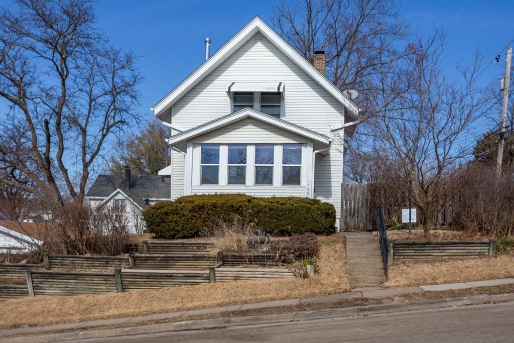 Photo of 1365 Solon Street, Dubuque, IA 52001 (MLS # 153982)