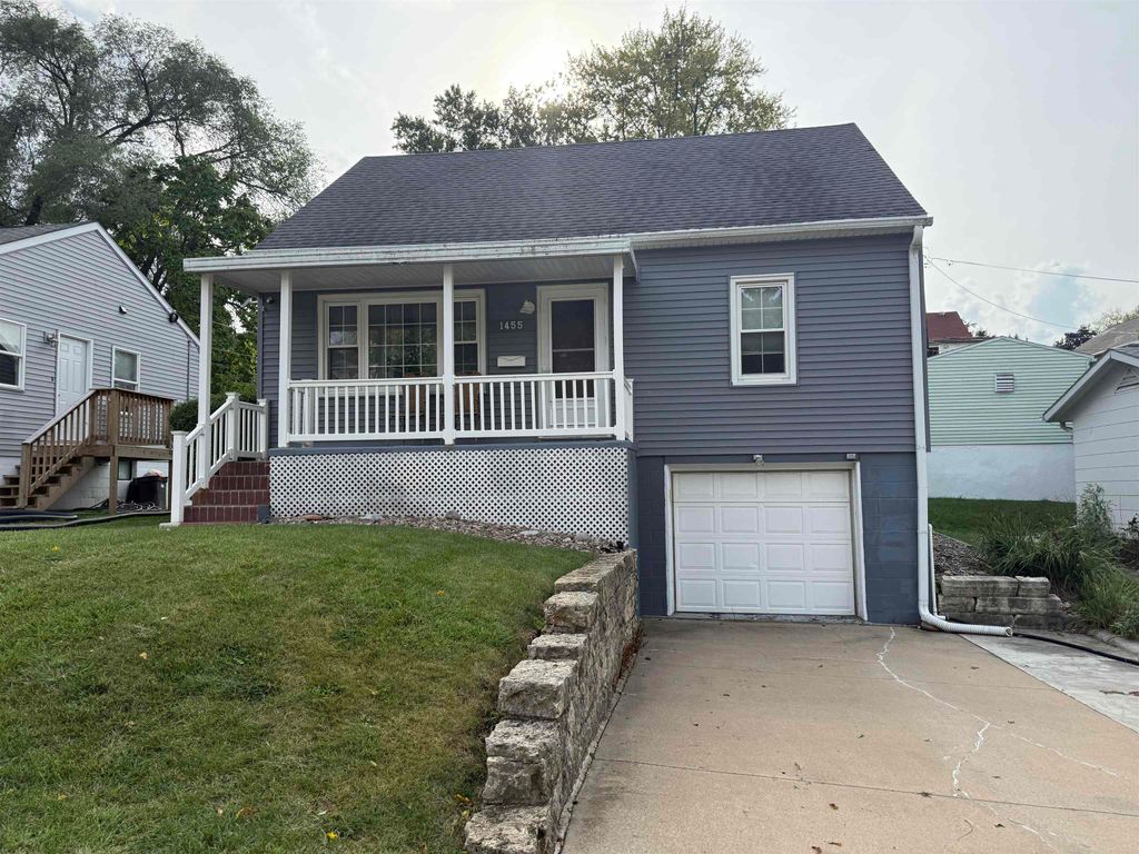 Photo of 1455 Adair Street, Dubuque, IA 52001 (MLS # 153123)