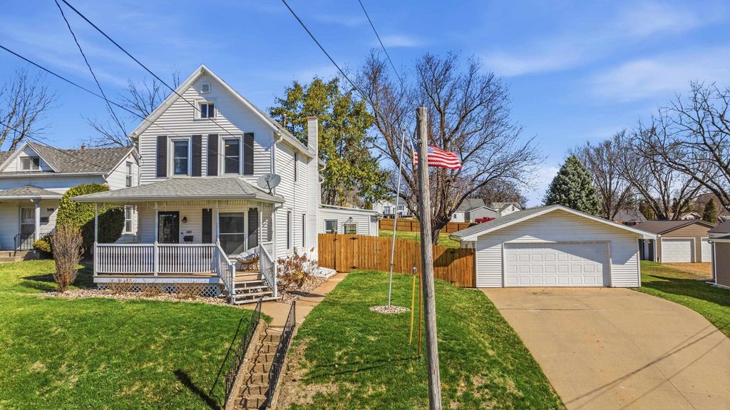 Photo of 2163 Lombard Street, Dubuque, IA 52001 (MLS # 154232)