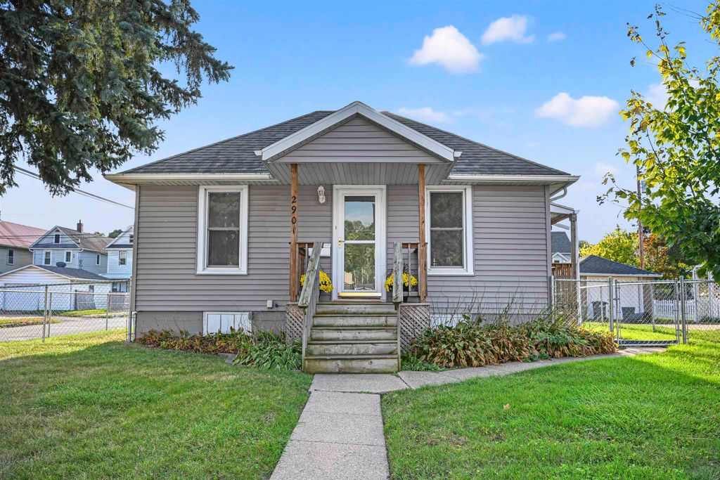 Photo of 2901 Washington Street, Dubuque, IA 52001 (MLS # 153276)