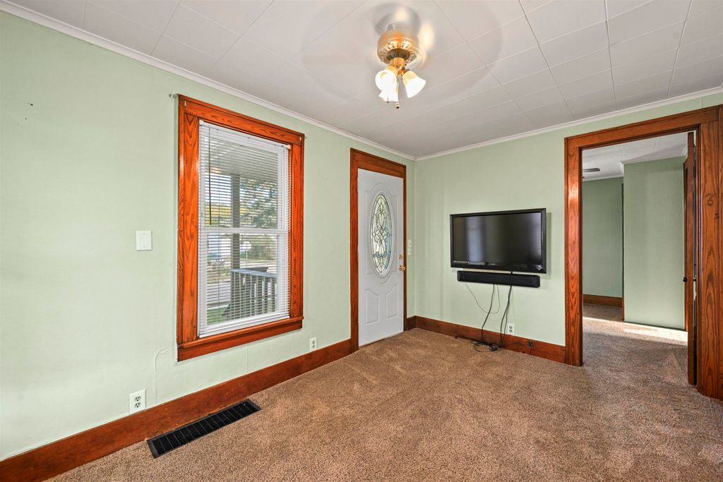 Photo of 2901 Washington Street, Dubuque, IA 52001 (MLS # 153276)