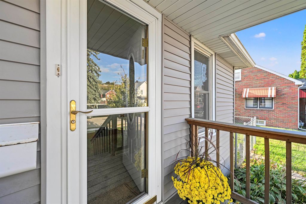 Photo of 2901 Washington Street, Dubuque, IA 52001 (MLS # 153276)