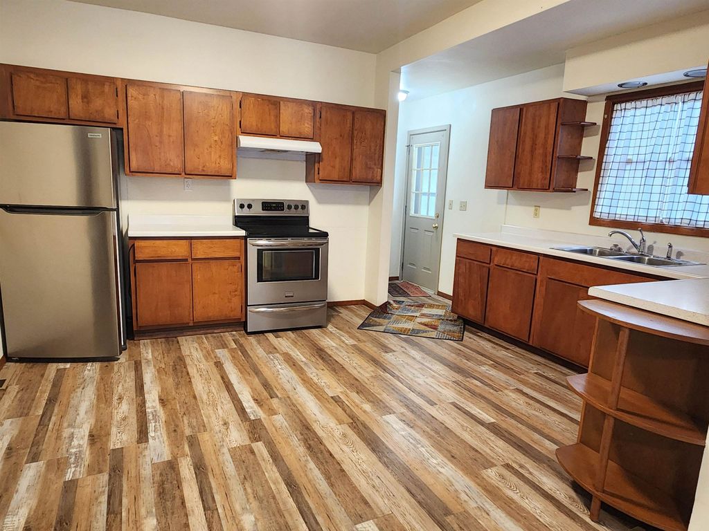 Photo of 853 W Locust Street, Dubuque, IA 52001 (MLS # 153596)