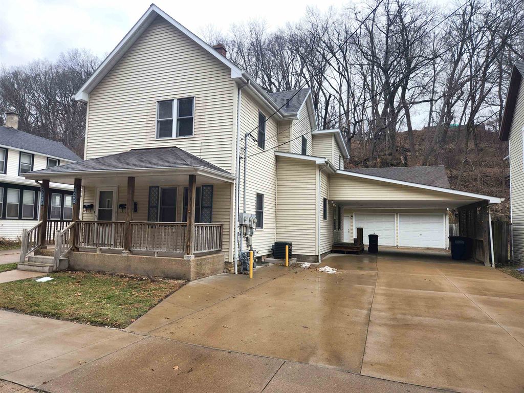 Photo of 853 W Locust Street, Dubuque, IA 52001 (MLS # 153596)
