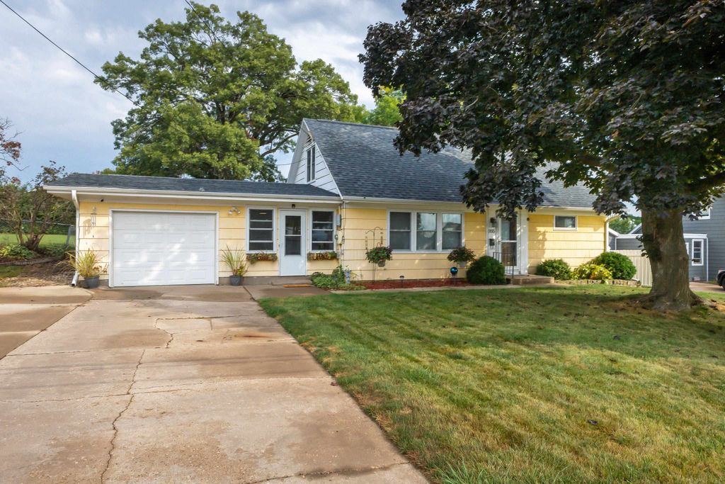 Photo of 995 Kane Street, Dubuque, IA 52001 (MLS # 153058)