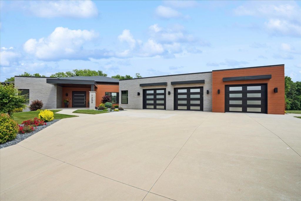 Photo of 1258 Cherry Ridge Court, Dubuque, IA 52003 (MLS # 152299)