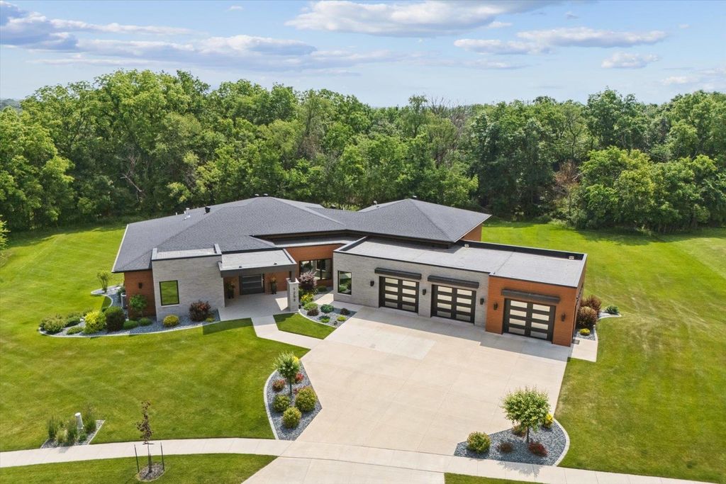 Photo of 1258 Cherry Ridge Court, Dubuque, IA 52003 (MLS # 152299)