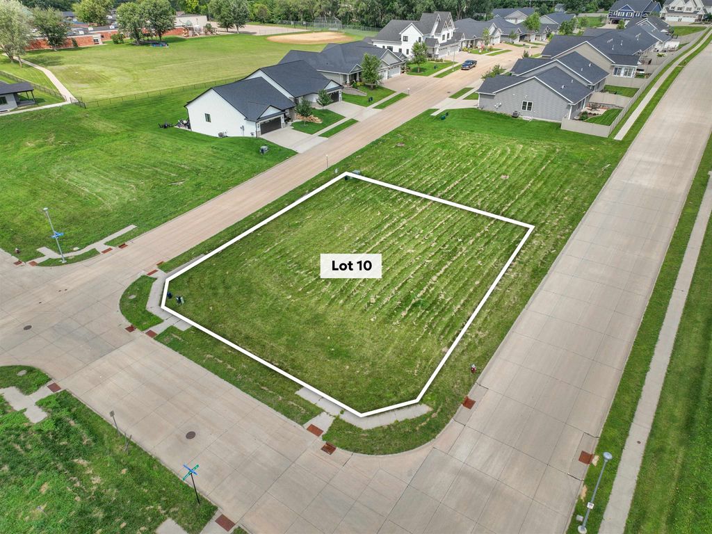 Photo of Lot 10 Autumn Ridge Lane, Dubuque, IA 52003 (MLS # 152555)