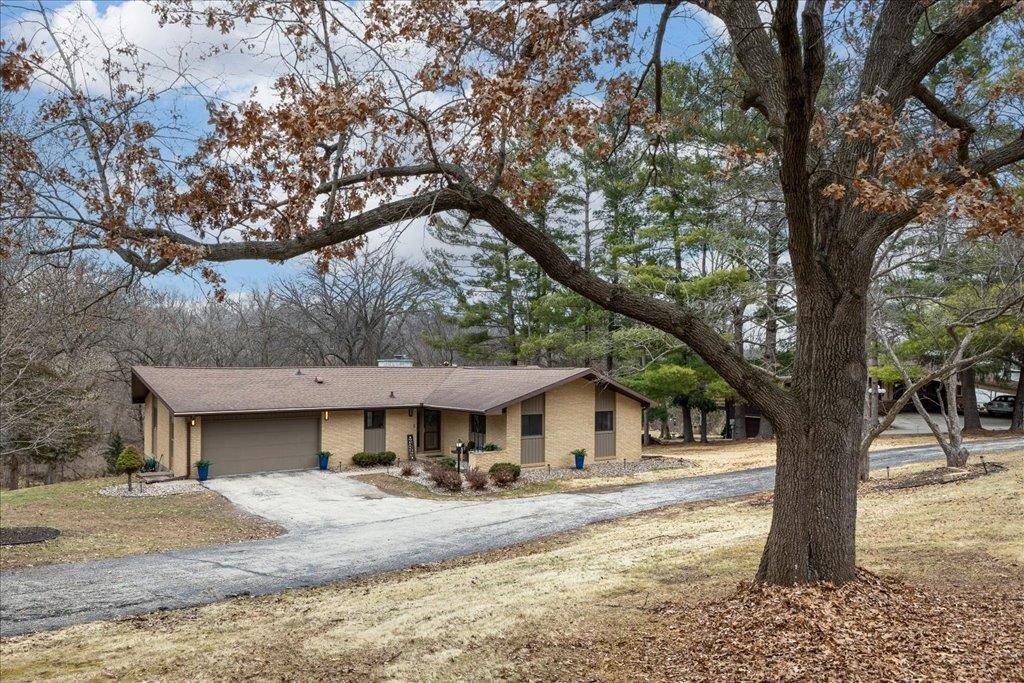 Photo of 12315 Kingston Way, Dubuque, IA 52001 (MLS # 154121)