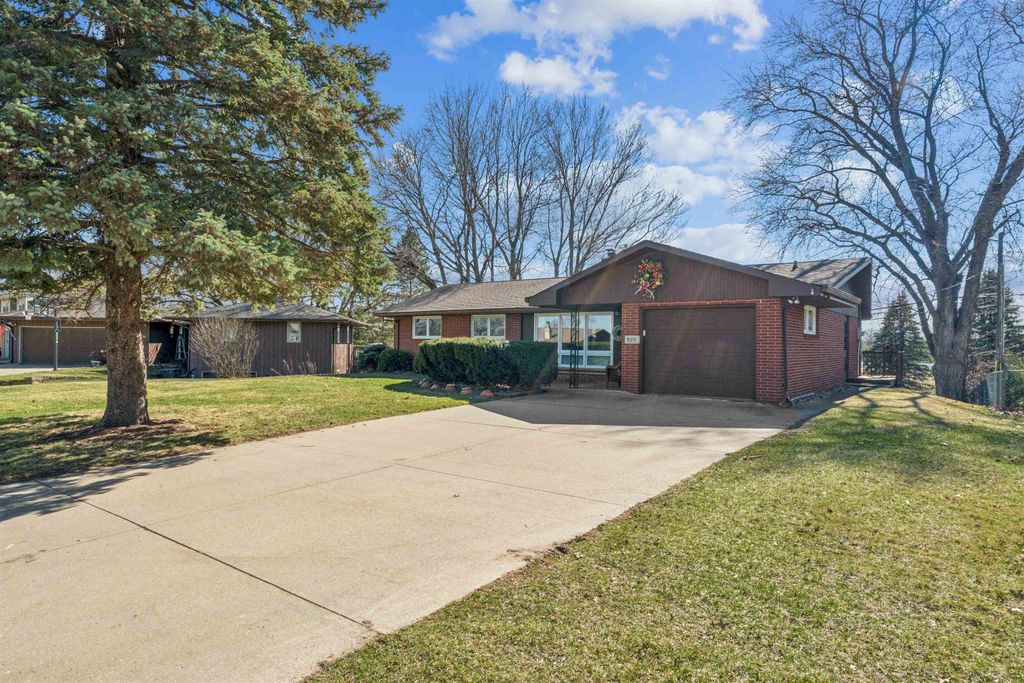 Photo of 823 Kelly Lane, Dubuque, IA 52003 (MLS # 154189)