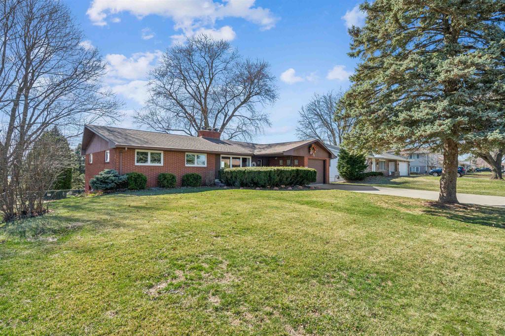 Photo of 823 Kelly Lane, Dubuque, IA 52003 (MLS # 154189)