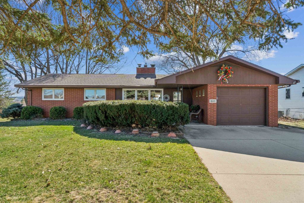 Photo of 823 Kelly Lane, Dubuque, IA 52003 (MLS # 154189)