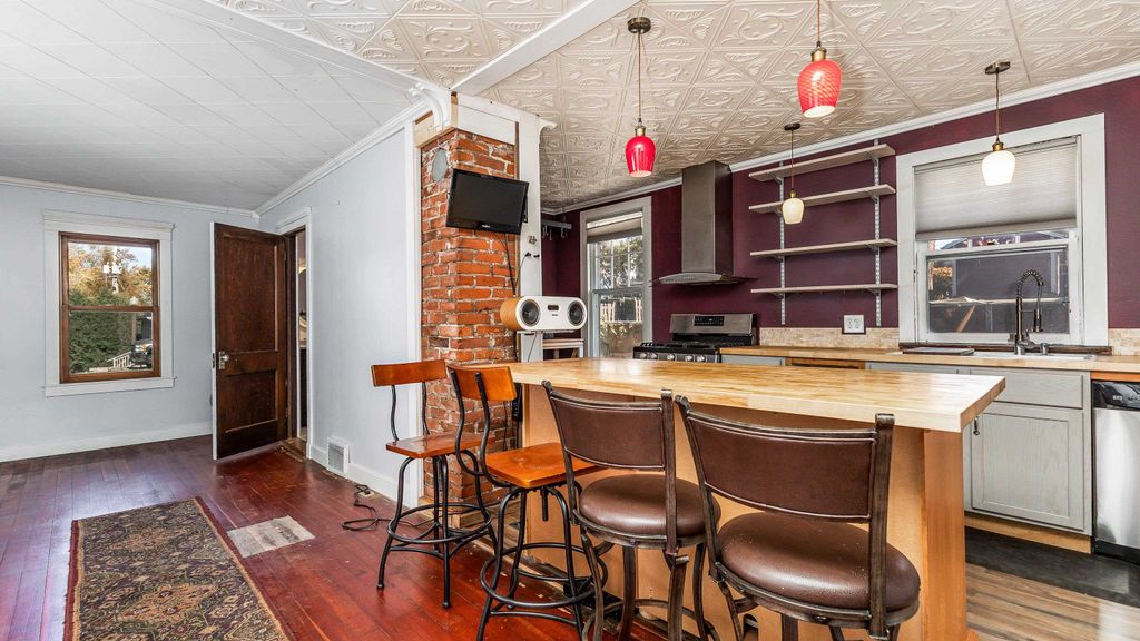 Photo of 1594 Wood Street, Dubuque, IA 52001 (MLS # 153443)