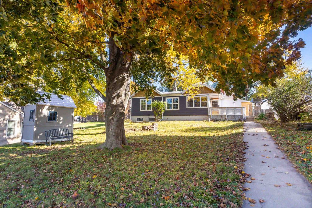 Photo of 1594 Wood Street, Dubuque, IA 52001 (MLS # 153443)