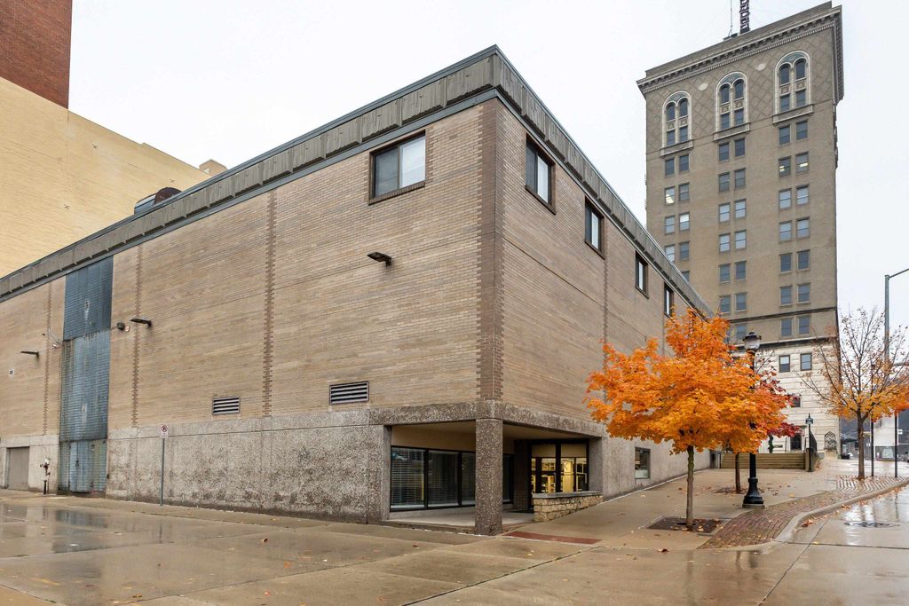 Photo of 890 Main Street Suite 1B St, Dubuque, IA 52001 (MLS # 153286)