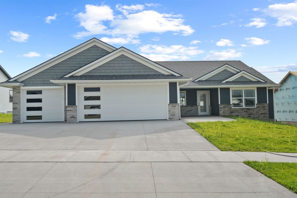 Photo of 928 Red Oak Street, Manchester, IA 52057 (MLS # 152613)
