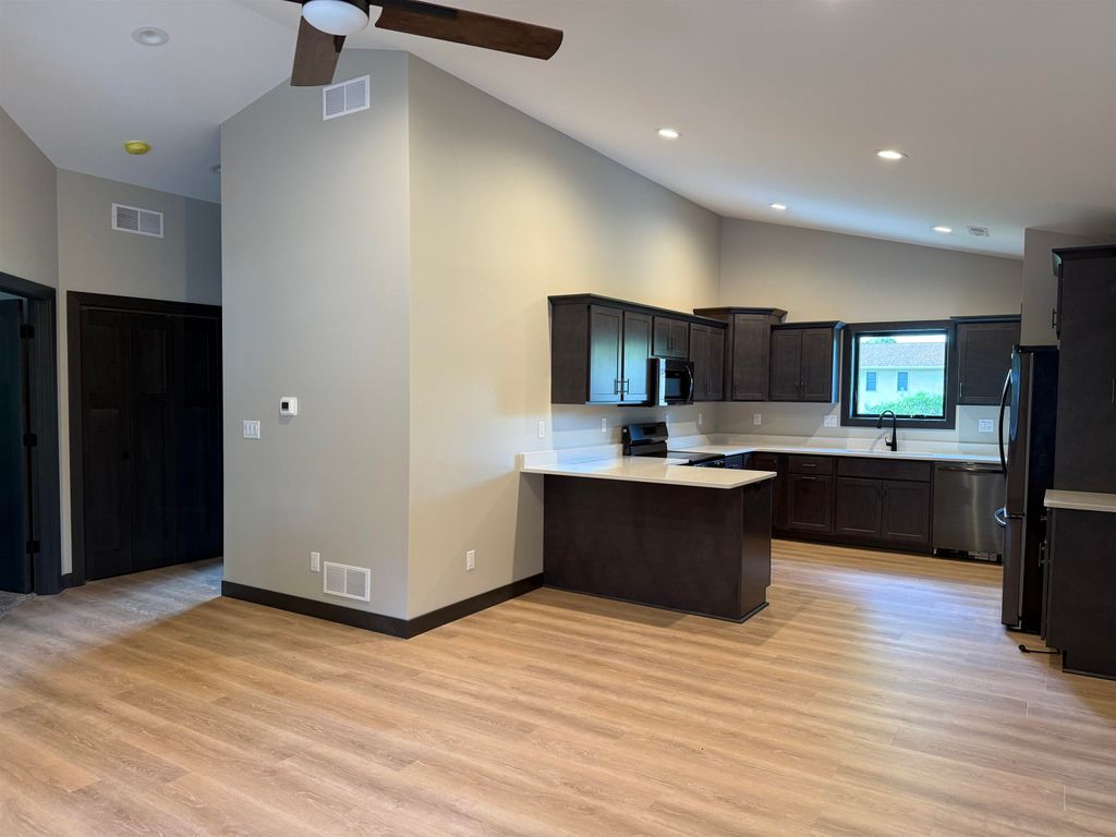 Photo of 931 Liberty Avenue, Dubuque, IA 52001 (MLS # 152524)