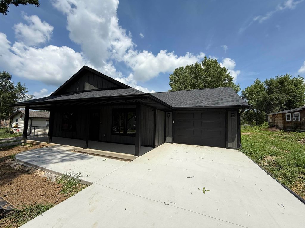 Photo of 931 Liberty Avenue, Dubuque, IA 52001 (MLS # 152524)