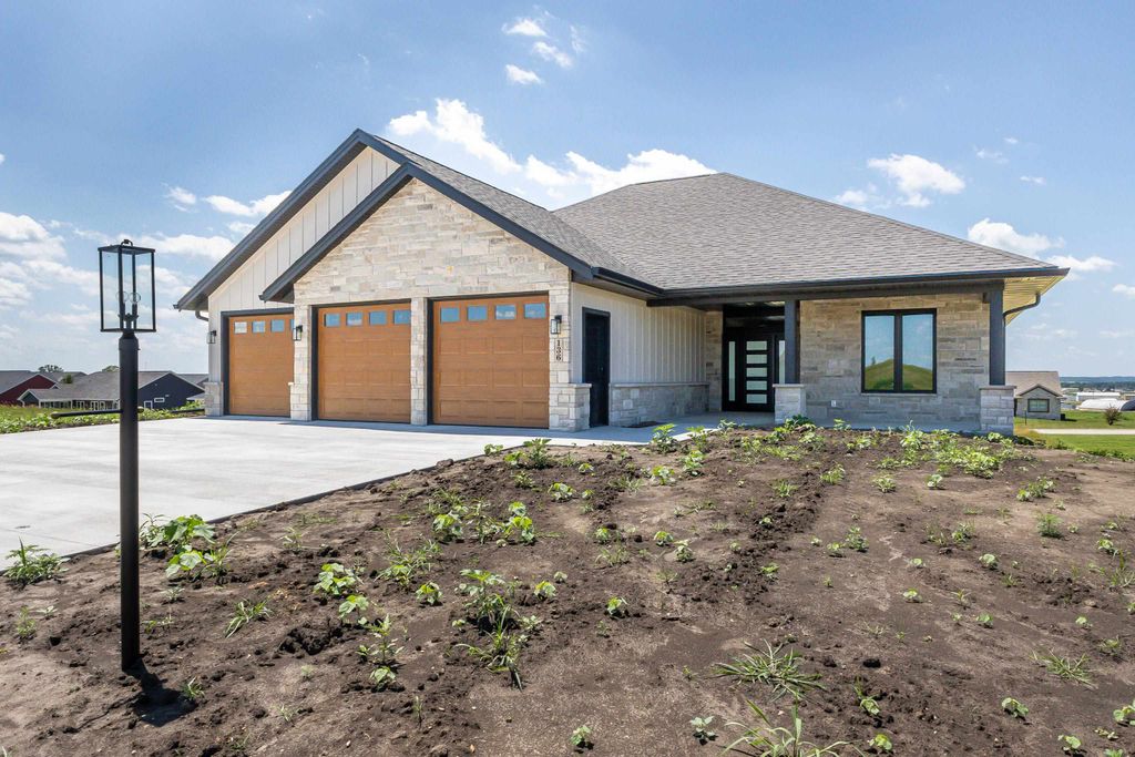 Photo of 136 Jack Oak Drive SE Dr, Cascade, IA 52033 (MLS # 152334)