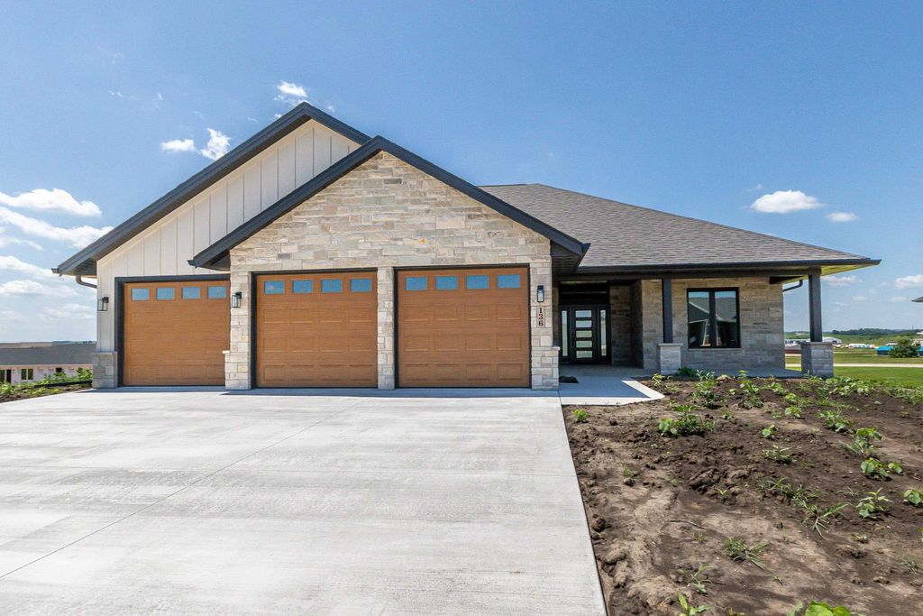 Photo of 136 Jack Oak Drive SE Dr, Cascade, IA 52033 (MLS # 152334)