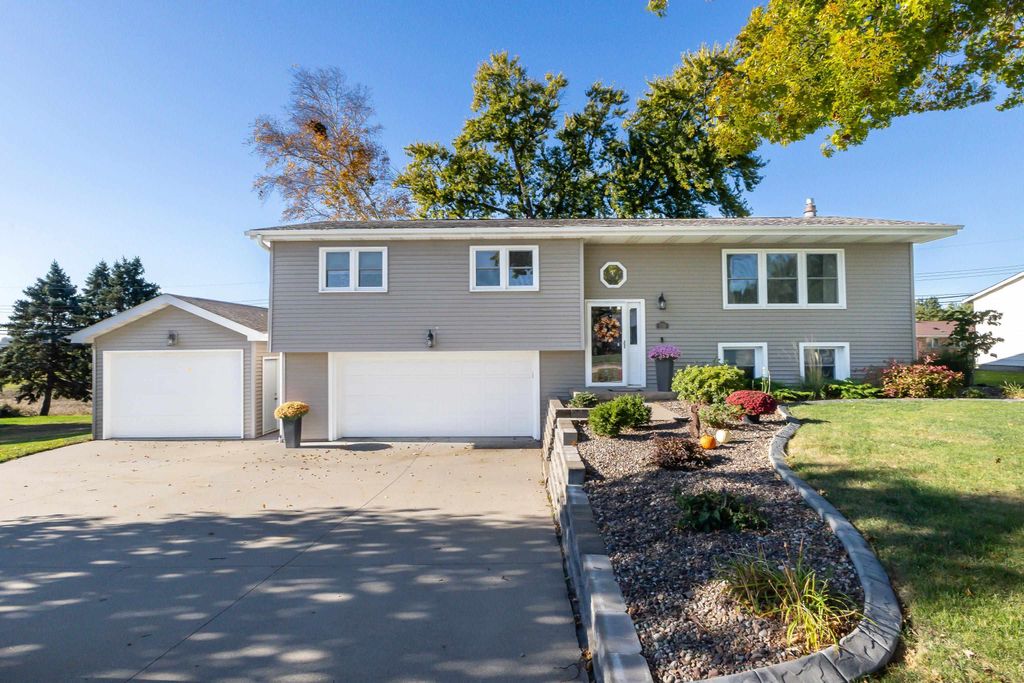 Photo of 739 Kelly Lane, Dubuque, IA 52003 (MLS # 153377)