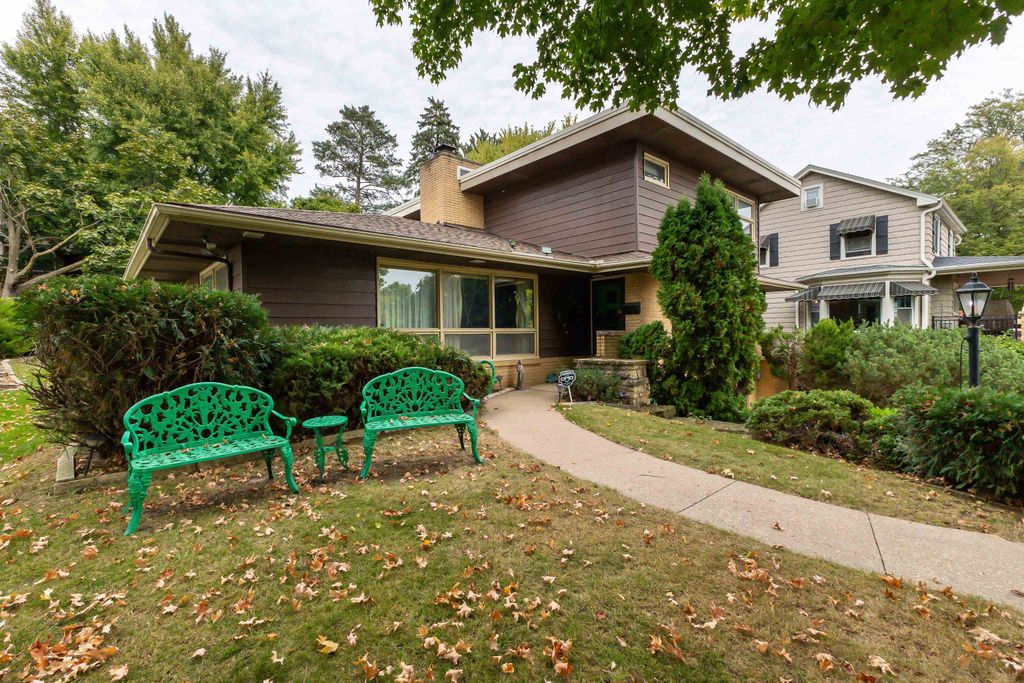 Photo of 1725 Plymouth Court, Dubuque, IA 52003 (MLS # 153264)