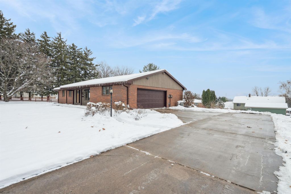 Photo of 3016 W 32nd Street, Dubuque, IA 52001 (MLS # 153572)