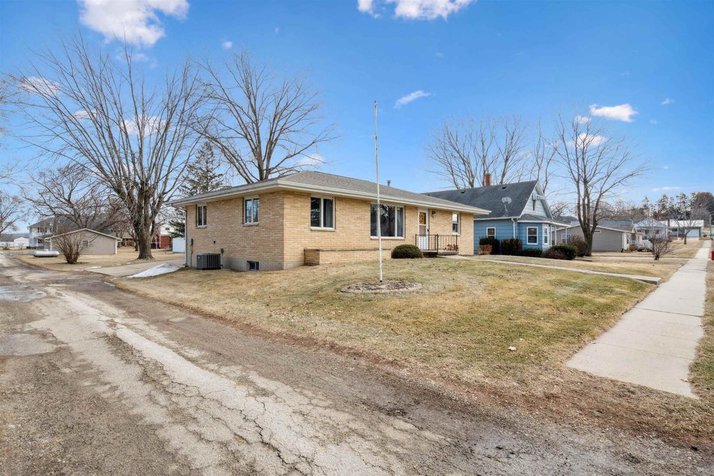 Photo of 207 SW Arthur Street, Cascade, IA 52033 (MLS # 153961)