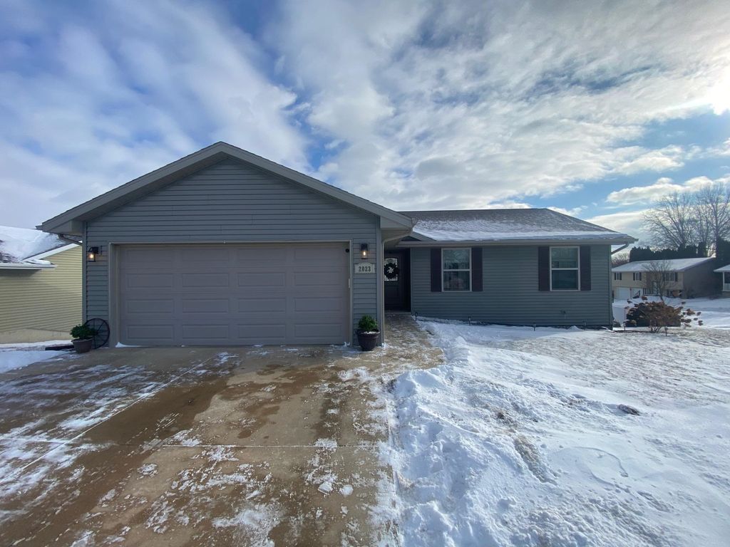Photo of 2023 Golden Eagle Drive, Dubuque, IA 52001 (MLS # 153776)