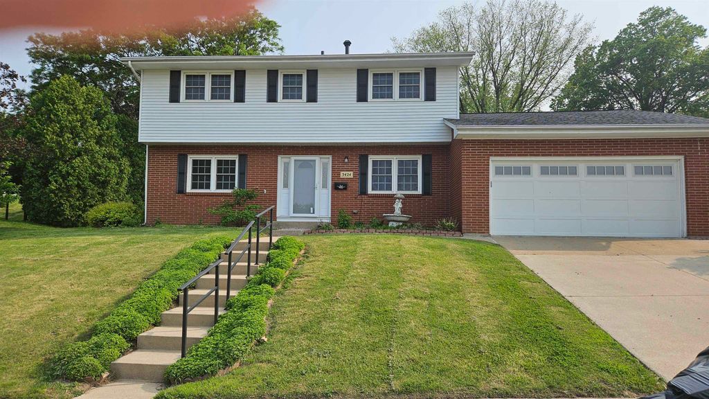 Photo of 3424 Glen Cove Lane, Dubuque, IA 52001 (MLS # 152399)