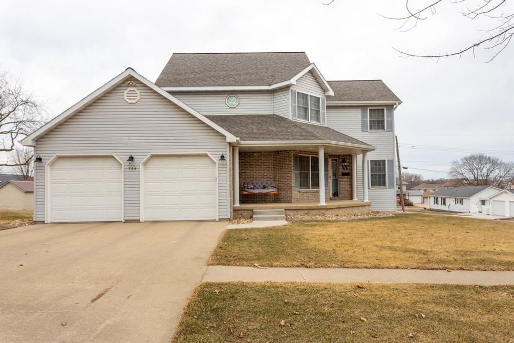 Photo of 724 SE 4th Avenue, Dyersville, IA 52040 (MLS # 153991)