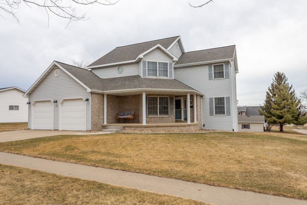 Photo of 724 SE 4th Avenue, Dyersville, IA 52040 (MLS # 153991)