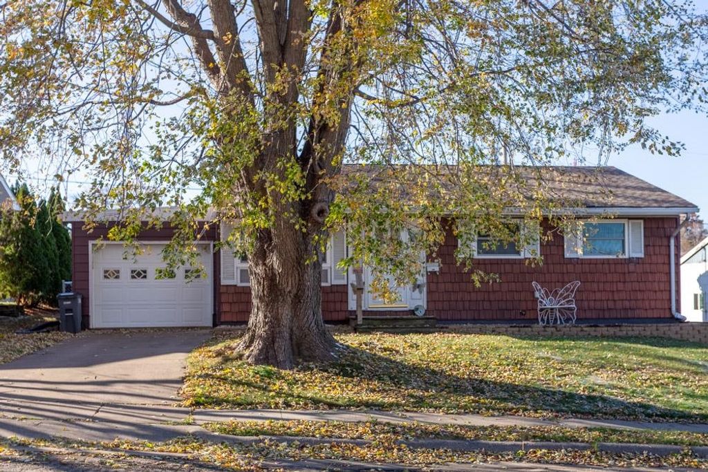 Photo of 2399 Trygg Drive, Dubuque, IA 52001 (MLS # 153456)