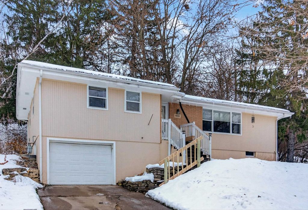 Photo of 3067 Shiras Avenue, Dubuque, IA 52003 (MLS # 153593)